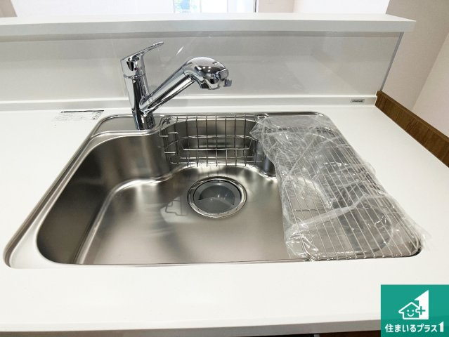 明石市太寺天王町　第1期　新築一戸建ての設備|蛇口の先端に浄水器を内蔵しています！原水と浄水、お湯と冷水、シャワーの切替えがワンタッチなので用途によって使い分けられます。