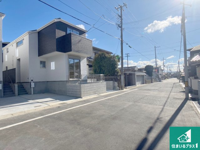 明石市太寺天王町　第1期　新築一戸建ての前面道路含む現地写真|周辺は閑静な住宅街！前面道路広々で車の出し入れも便利です。駐車が苦手な方でも安心して車庫入れできます！