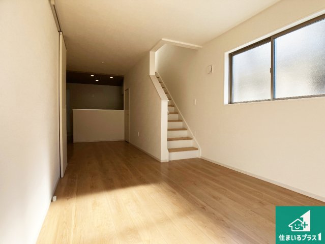 明石市太寺天王町　第1期　新築一戸建ての居間・リビング|子供を見守りながらお料理が出来るため家族のコミュニケーションか増えます♪スペースが広く確保されている為お子様が大きくなったときは一緒に料理を楽しめます♪