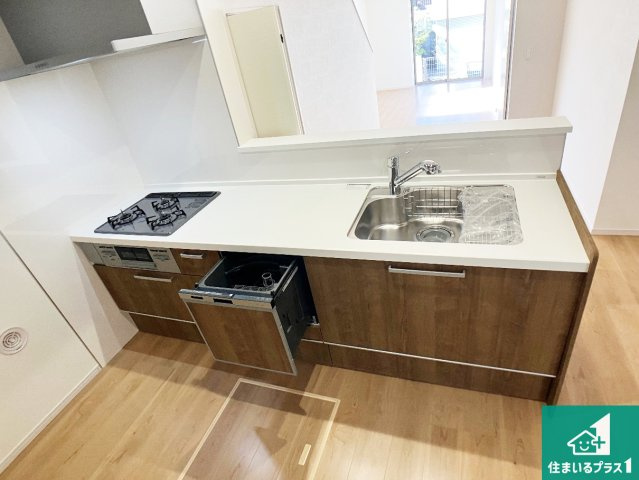 明石市太寺天王町　第1期　新築一戸建てのキッチン|明るいリビングで朝の目覚めもスッキリできそう！対面キッチンでご家族のコミュニケーションも自然と増える設計！小さなお子様が遊ぶスペースを作っても広々とくつろげるLDK！