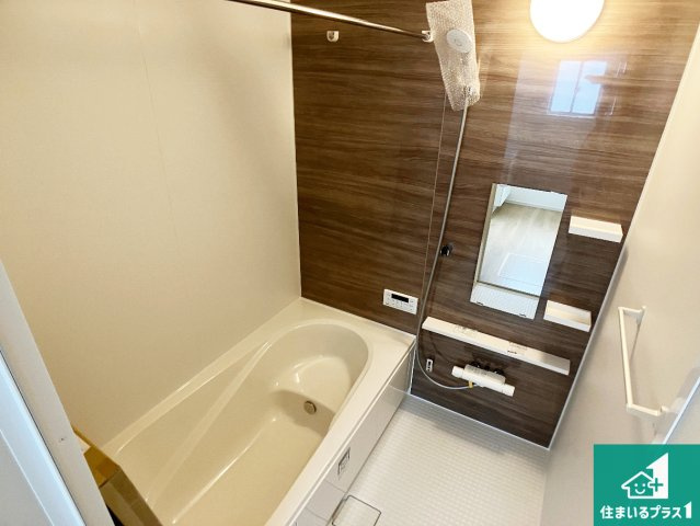 明石市太寺天王町　第1期　新築一戸建ての浴室|足をゆったり伸ばして寛げる浴槽です。窓が設けられていますので差し込む光が明るく穏やかな雰囲気にしてくれます♪浴室乾燥機も設置しているので、雨の日の洗濯物も安心です♪