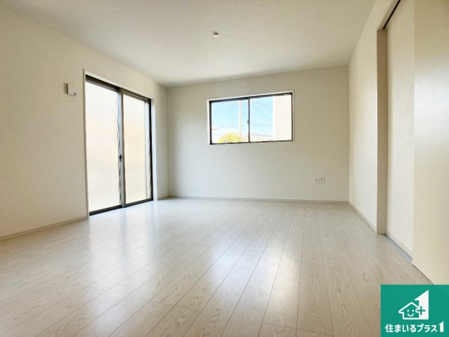 明石市太寺天王町　第1期　新築一戸建ての居間・リビング|日当たり良好の明るいリビングで朝の目覚めもスッキリできそう！対面キッチンでご家族のコミュニケーションも自然と増える設計！小さなお子様が遊ぶスペースを作っても広々とくつろげるLDK！