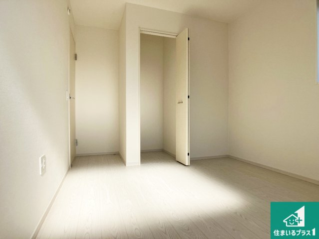 明石市太寺天王町　第1期　新築一戸建ての洋室|ウォークインクローゼット付きで生活スペースもスッキリできます。各居室にも収納がありますので、お子様の衣類やおもちゃなどもしっかり収納できます。