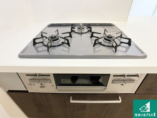 明石市太寺天王町　第1期　新築一戸建ての設備|ダブル高火力Ｓｉセンサー付きコンロ！３口あるので、まとめて料理をする時も大活躍！
