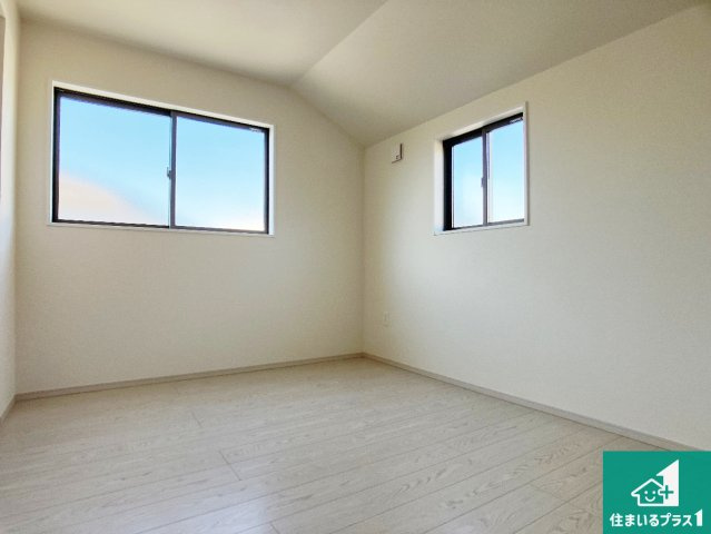 明石市太寺天王町　第1期　新築一戸建ての洋室|寝室は心地よい眠りについてもらいたくて、シンプルかつ開放的な空間な設計にしています！大きな窓から差し込む日が心地いいです♪