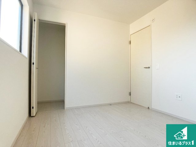 明石市太寺天王町　第1期　新築一戸建ての洋室|収納スペースが充実しているので子供の成長に合わせてたくさん収納ができます！家族構成に合わせた様々な活用ができる収納！