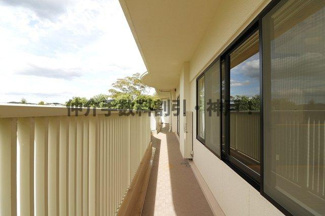 【バルコニー】 | 須磨パークヒルズC棟　仲介手数料割引！ | バルコニーからの眺めを楽しみながら食事をしませんか