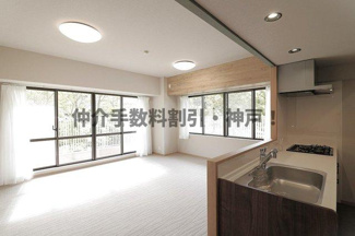 【居間・リビング】 | 須磨パークヒルズC棟　仲介手数料割引！ | ゆったりとしたリビングです