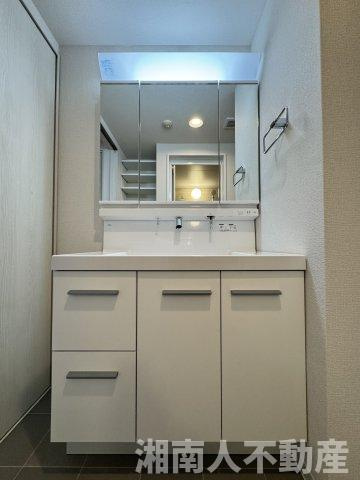 カインドステージ北鎌倉の独立洗面台|独立洗面台、小物を置くことができて便利です