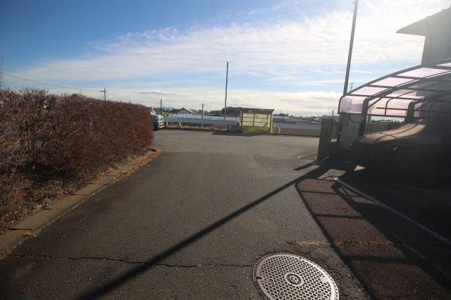 下野市緑5丁目の前面道路含む現地写真|南東側道路