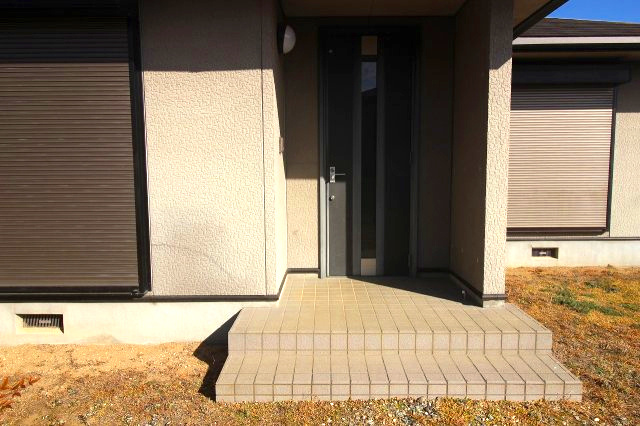 下野市緑5丁目の玄関|ゆったりとした玄関ポーチ付きで、出入りもスムーズ。屋根があるので雨の日の出入りや荷物の出し入れも安心です。来客時も落ち着いた印象を与えてくれます。