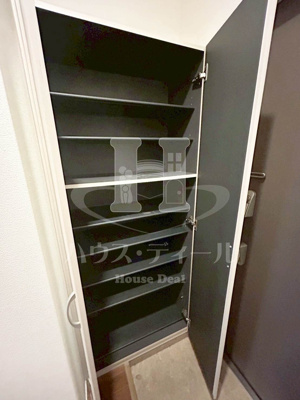 【玄関】 | ガーデンテラス西川口 | 収納もある玄関です