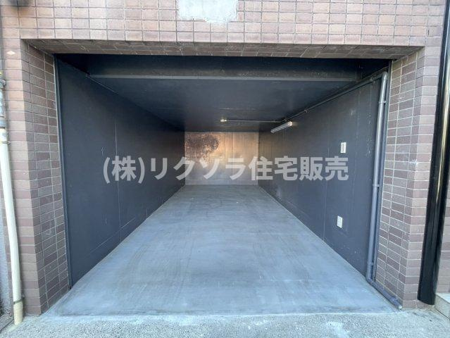 香里園東之町　中古一戸建ての駐車場|ビルトインガレージ
■物件内覧・資金計画相談・住宅ローン相談、リフォーム相談、お問合せ受付中■
※当日・翌日のご内覧、ご相談はお電話でのお問合せがスムーズです！
