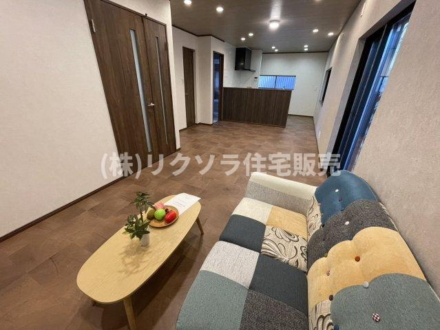 香里園東之町　中古一戸建ての居間・リビング|LDK17.2帖
■物件内覧・資金計画相談・住宅ローン相談、リフォーム相談、お問合せ受付中■
※当日・翌日のご内覧、ご相談はお電話でのお問合せがスムーズです！