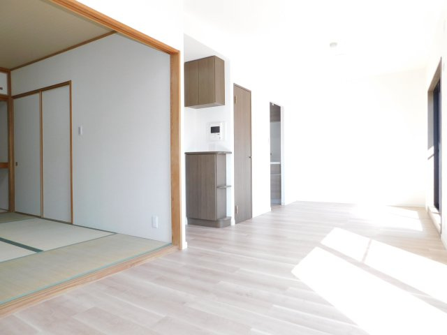 名古屋市北区辻本通１丁目の中古マンションの居間・リビング|◇リビング◇　　南面で明るいリビング約１４．６帖　和室と続き間で２０．６帖の広々空間になります♪　（２０２５年８月リフォーム済）