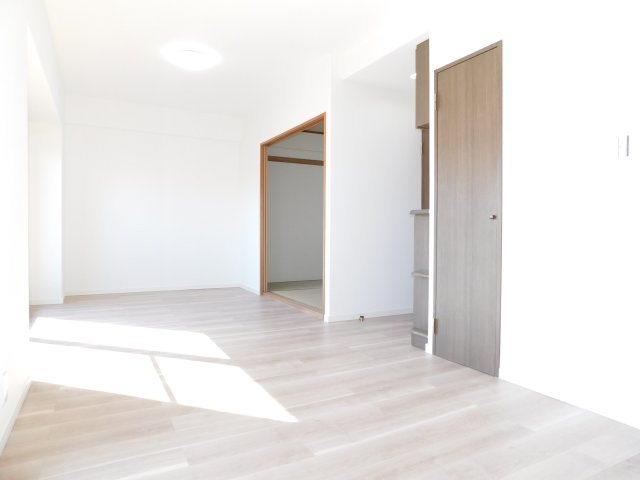 名古屋市北区辻本通１丁目の中古マンションの居間・リビング|◇リビング◇　　南面で明るいリビング約１４．６帖　リビング収納完備！　（２０２５年８月リフォーム済）