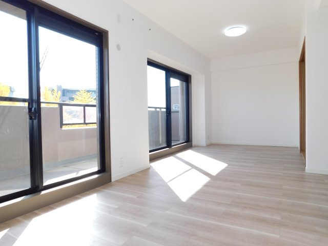 名古屋市北区辻本通１丁目の中古マンションの居間・リビング|◇リビング◇　　南面で明るいリビング約１４．６帖　バルコニー付きの開放的な空間♪　（２０２５年８月リフォーム済）