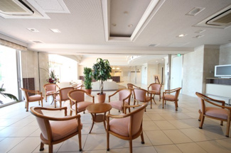 【エントランス】 | エイジングコート琵琶湖プレミアビュー | エントランス、談話空間