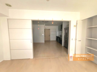 【居間・リビング】 | エイジングコート琵琶湖プレミアビュー | 洋室からリビング、一部AIで家具を消しています