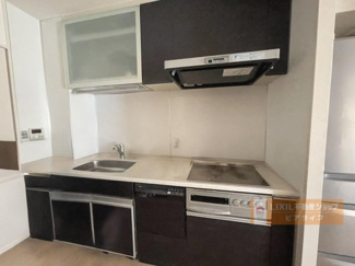 【キッチン】 | エイジングコート琵琶湖プレミアビュー | 電動収納付キッチン、一部AIで家具を消しています