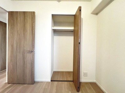 【収納】 | 南海住吉清水丘グリーンコート | 各居室にはクローゼットを完備し、家具の配置にも困らない設計がされており、採光と室内のバランスが絶妙です！