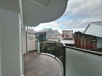 【バルコニー】 | 南海住吉清水丘グリーンコート | 【バルコニー】広々としたバルコニーならシーツなど大きな洗濯物も干せます♪観葉植物や、料理に使えるハーブ等ガーデンニングを楽しむスペースも十分ございます！