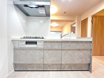 【キッチン】 | 南海住吉清水丘グリーンコート | 【システムキッチン新調】対面式を採用したキッチンですので、リビングで寛ぐご家族をいつも感じられます！会話を楽しみながら家事ができますね♪