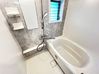 【浴室】 | 南海住吉清水丘グリーンコート | 【ユニットバス新調（浴室乾燥機付）】あったら嬉しい浴室乾燥機付き！雨の日でもお洗濯が出来るのはポイントですね♪浴室に窓が付いているので、換気ができて湿気やカビ防止になりますよ！