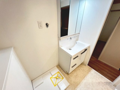 【独立洗面台】 | 南海住吉清水丘グリーンコート | 【洗面台新調】身だしなみを整えるのに重宝するシャワー付きの洗面台です♪洗面台に収納もあるため、整頓しやすいですね！