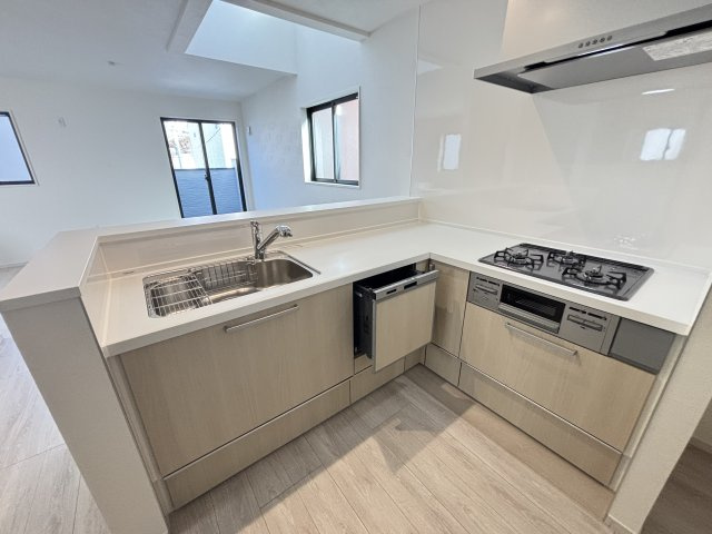 天白区塩釜口1期｜名古屋市の戸建ならホームアップのキッチン|お子様を見守りながらお料理ができるオープン対面キッチン