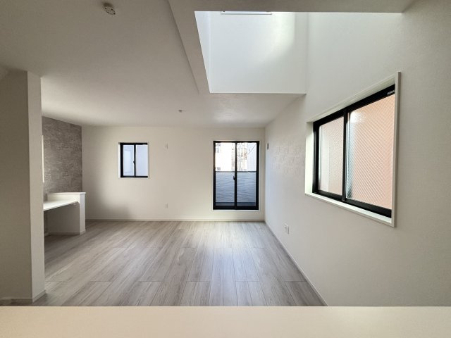 天白区塩釜口1期｜名古屋市の戸建ならホームアップの居間・リビング|吹抜上部から陽射しが入り明るいリビング