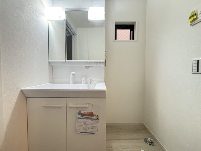 天白区塩釜口1期｜名古屋市の戸建ならホームアップの独立洗面台|三面鏡で朝の身支度に最適