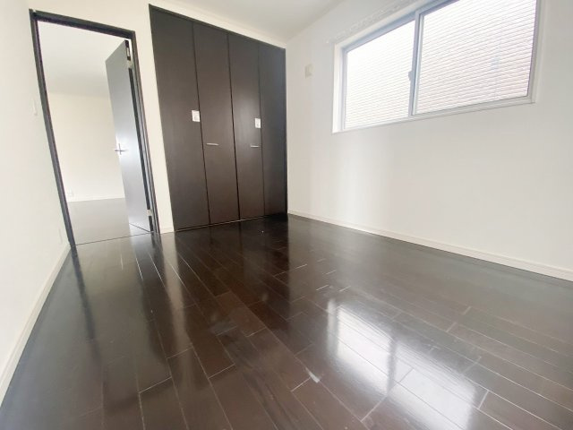 新開1丁目の内装|居室としても使用可能な6帖の納戸