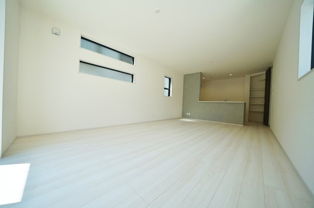 【横浜市瀬谷区中屋敷1丁目25-3新築戸建て】★仲介手数料無料★（上瀬谷小学校・瀬谷中学校）の居間・リビング