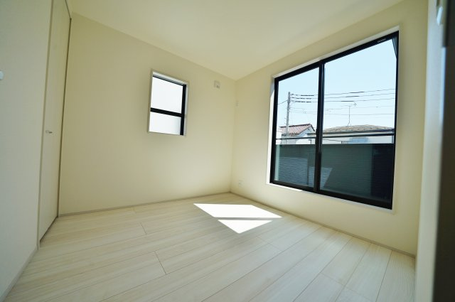 【横浜市瀬谷区中屋敷1丁目25-3新築戸建て】★仲介手数料無料★（上瀬谷小学校・瀬谷中学校）の洋室