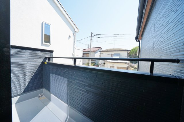 【横浜市瀬谷区中屋敷1丁目25-3新築戸建て】★仲介手数料無料★（上瀬谷小学校・瀬谷中学校）のバルコニー