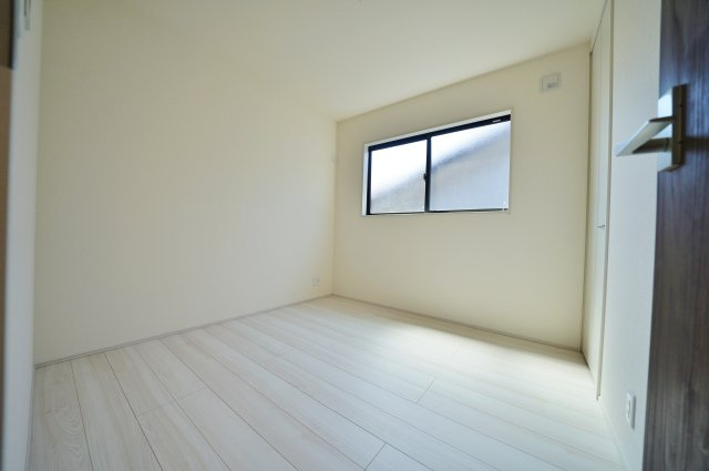 【横浜市瀬谷区中屋敷1丁目25-3新築戸建て】★仲介手数料無料★（上瀬谷小学校・瀬谷中学校）の洋室