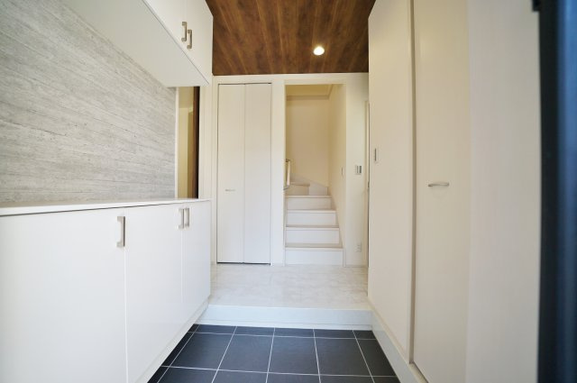 【横浜市瀬谷区中屋敷1丁目25-3新築戸建て】★仲介手数料無料★（上瀬谷小学校・瀬谷中学校）の玄関