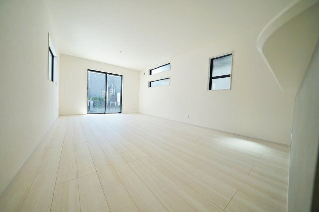 【横浜市瀬谷区中屋敷1丁目25-3新築戸建て】★仲介手数料無料★（上瀬谷小学校・瀬谷中学校）の居間・リビング
