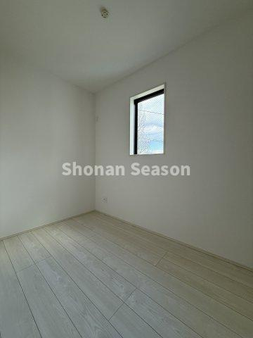 【洋室】 | スペース十分なSルームは、リモートワークにもピッタリ！
オン・オフの切り替えがしやすくなりますよ♪