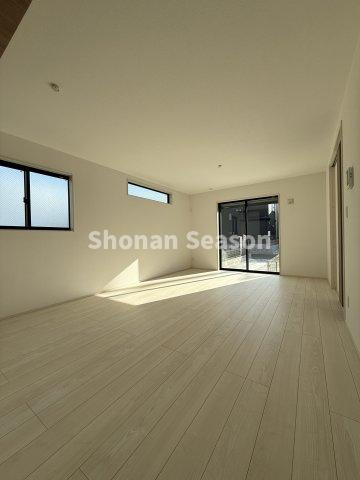 【居間・リビング】 | 大型家具・家電を置いてもスペースにゆとりあるリビング◎
家族有意義な時間を過ごしませんか♪