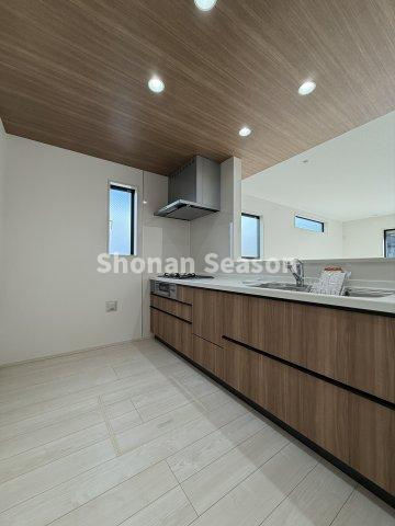 【キッチン】 | キッチンはリビング全体を見渡せる対面式◎
お料理しながら会話も楽しめますよ♪