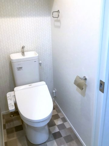 エンクレストベイ天神EASTのトイレ|落ち着いた色調のトイレです