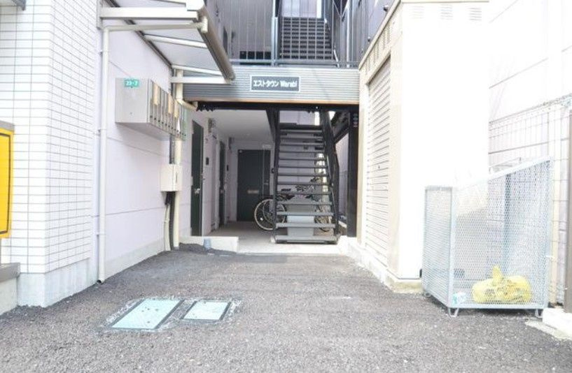 エストタウンwarabiのエントランス