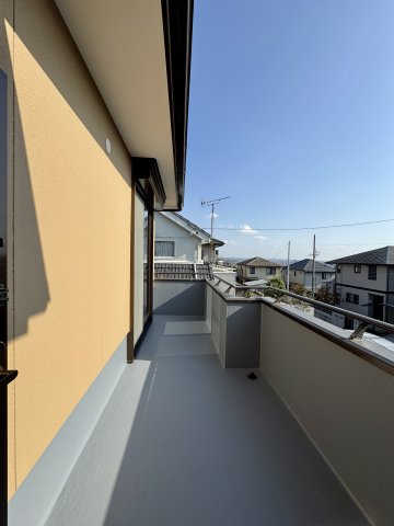 浜名区内野台のバルコニー|バルコニーは南東と真ん中のお部屋通しで繋がっており広々としてます。