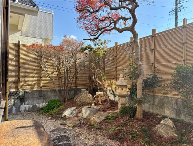 浜名区内野台の庭|縁側は日本庭園のような風情が感じられます。