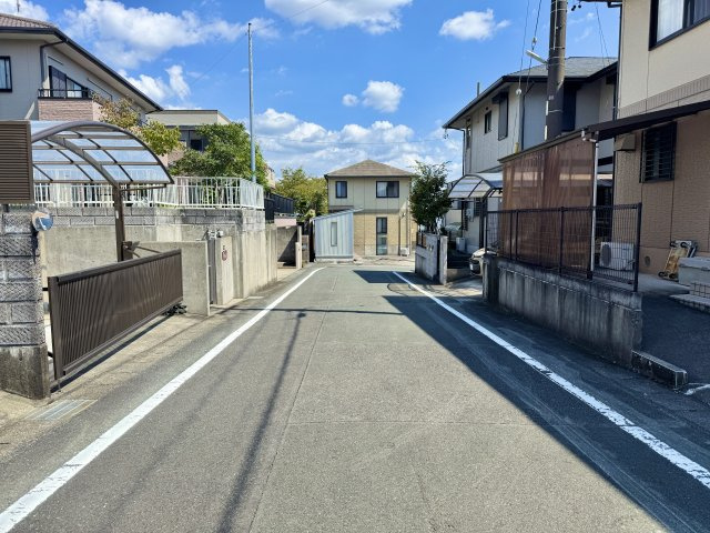 浜名区内野台の前面道路含む現地写真|前面道路を西側から東向きに撮影しました。