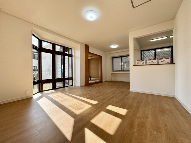 浜名区内野台の居間・リビング|リビングは14帖。
家族団らんの場は広々とお使いいただけます！