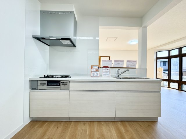 浜名区内野台のキッチン|白が貴重なキッチン♪
もちろん水回りも新品でフルリフォームしております！
