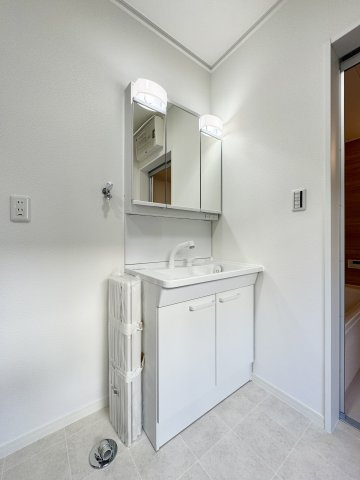 浜名区内野台の独立洗面台|三面鏡の独立洗面台は小物などもスッキリと収納出来お使いいただけます♪